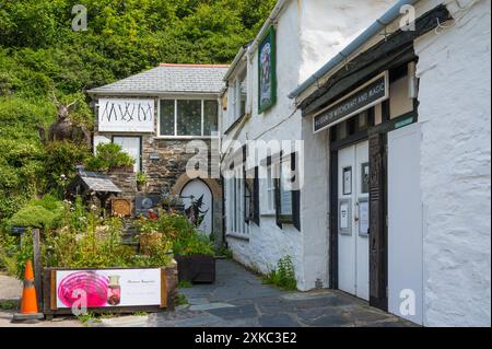 Außenansicht des Museum of Witchcraft and Magic ein Museum, das der europäischen Hexerei Okkult und Magie im Dorf Boscastle Cornwall England, Großbritannien, gewidmet ist Stockfoto