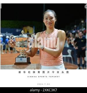 Peking, China. Juli 2024. Zheng Qinwen posiert mit der Trophäe, nachdem er das Endspiel zwischen Zheng Qinwen aus China und Karolina Muchova aus Tschechien bei den 35. Palermo Ladies Open in Palermo, Italien, am 21. Juli 2024 gewonnen hatte. Quelle: Xinhua/Alamy Live News Stockfoto