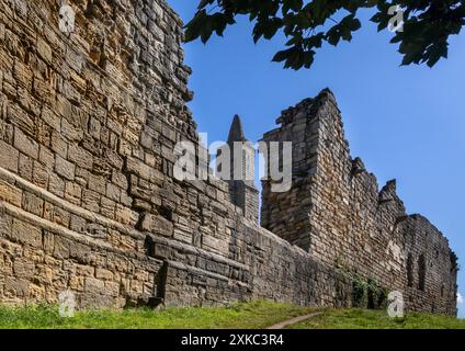 Warkworth, ein Dorf in einer Schleife des Flusses Coquet, mit einer herrlichen mittelalterlichen Burgruine, in Northumberland, England. Stockfoto