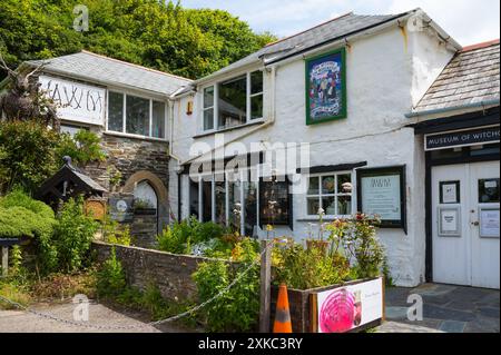 Außenansicht des Museum of Witchcraft and Magic ein Museum, das der europäischen Hexerei Okkult und Magie im Dorf Boscastle Cornwall England, Großbritannien, gewidmet ist Stockfoto