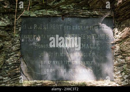 In den Wäldern zwischen Cugnon und Auby-sur-Semois besteht das Oratorium Saint-Remacle aus drei Höhlen, die in die Felswände mit Blick auf den Semois-Ki gehauen sind Stockfoto