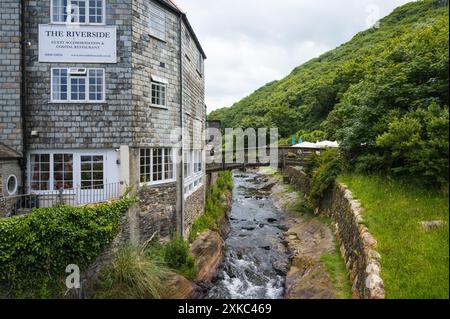 River Valency führt vorbei an The Riverside Guest Accommodation & Coastal Restaurant durch das Dorf Boscastle Cornwall England Großbritannien Stockfoto