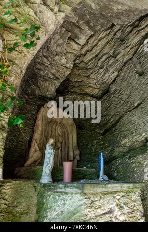 In den Wäldern zwischen Cugnon und Auby-sur-Semois besteht das Oratorium Saint-Remacle aus drei Höhlen, die in die Felswände mit Blick auf den Semois-Ki gehauen sind Stockfoto