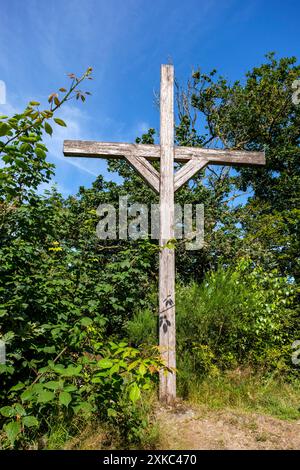 In den Wäldern zwischen Cugnon und Auby-sur-Semois, gleich nach dem Oratorium Saint-Remacle, dominiert das Kreuz Saint-Remacle das Tal | Dans les bois Stockfoto