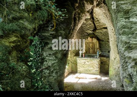 In den Wäldern zwischen Cugnon und Auby-sur-Semois besteht das Oratorium Saint-Remacle aus drei Höhlen, die in die Felswände mit Blick auf den Semois-Ki gehauen sind Stockfoto