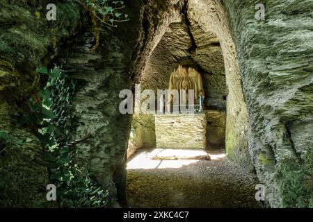 In den Wäldern zwischen Cugnon und Auby-sur-Semois besteht das Oratorium Saint-Remacle aus drei Höhlen, die in die Felswände mit Blick auf den Semois-Ki gehauen sind Stockfoto