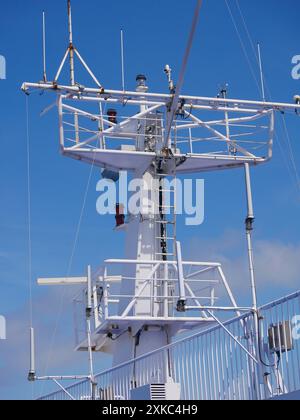 Radarantennen an Bord einer Kreuzfahrtfähre. Navigationssystem der Liner. Elemente von Funkortungsgeräten im Ultraschallwellenbereich. Rou Stockfoto