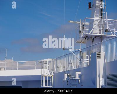 Radarantennen an Bord einer Kreuzfahrtfähre. Navigationssystem der Liner. Elemente von Funkortungsgeräten im Ultraschallwellenbereich. Rou Stockfoto