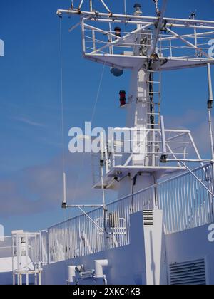 Radarantennen an Bord einer Kreuzfahrtfähre. Navigationssystem der Liner. Elemente von Funkortungsgeräten im Ultraschallwellenbereich. Rou Stockfoto