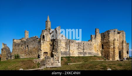 Warkworth, ein Dorf in einer Schleife des Flusses Coquet, mit einer herrlichen mittelalterlichen Burgruine, in Northumberland, England. Stockfoto