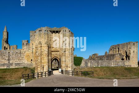 Warkworth, ein Dorf in einer Schleife des Flusses Coquet, mit einer herrlichen mittelalterlichen Burgruine, in Northumberland, England. Stockfoto