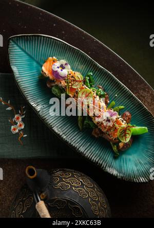 Vegetarisches Sushi mit Pilzen und Salat. Samen und Blumen oben. Asiatisches Essen. Stockfoto
