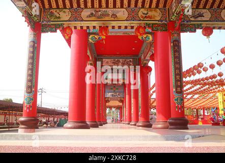 Farbenfroher vorderer Korridor des chinesischen buddhistischen Tempels Sian Lo Tai Tian Kong in Thailand Stockfoto