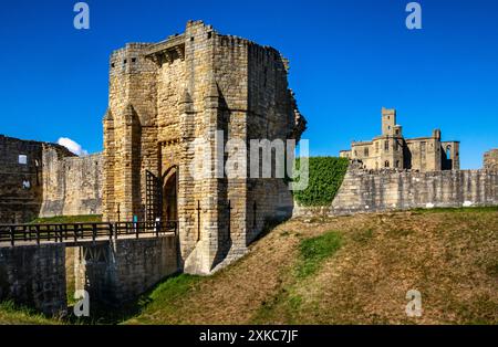 Warkworth, ein Dorf in einer Schleife des Flusses Coquet, mit einer herrlichen mittelalterlichen Burgruine, in Northumberland, England. Stockfoto