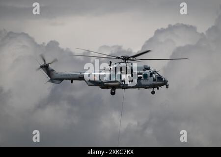 Ein Militärhubschrauber fliegt am klaren blauen Himmel und demonstriert Macht und fortschrittliche Technologie. Puma Stockfoto