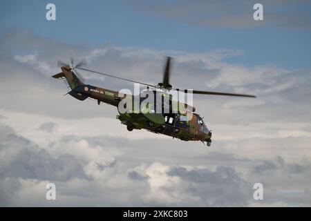 Ein Militärhubschrauber fliegt am klaren blauen Himmel und demonstriert Macht und fortschrittliche Technologie. puma Stockfoto