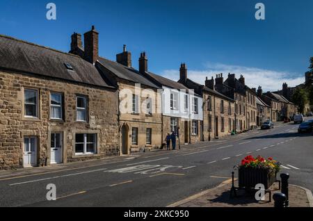 Warkworth, ein Dorf in einer Schleife des Flusses Coquet, mit einer herrlichen mittelalterlichen Burgruine, in Northumberland, England. Stockfoto