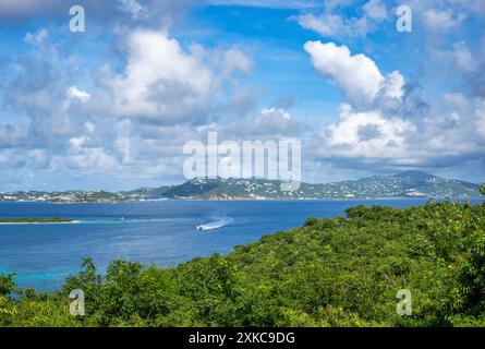 Tortola auf den Britischen Jungferninseln über den Sir Francis Drake Channel von St. John auf den US-Jungferninseln Stockfoto