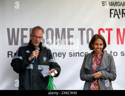 Munira Wilson, Abgeordnete der Liberalen Demokratischen Partei des Parlaments, verleiht Preise und Medaillen auf der St. Margarets Fair in Twickenham, London Stockfoto