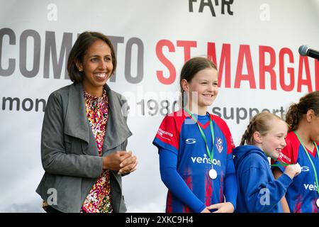 Munira Wilson, Abgeordnete der Liberalen Demokratischen Partei des Parlaments, verleiht Preise und Medaillen auf der St. Margarets Fair in Twickenham, London Stockfoto