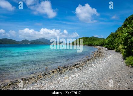 Felsiges Ufer der Leinster Bay im Virgin Islands National Park auf der Insel St John auf den US Virgin Islands Stockfoto