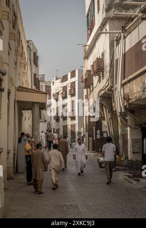 Saudische Menschen auf den Straßen des historischen Dschidda (Al Balad), mit dem Markt, Geschäften, Geschäften und der wunderschönen UNESCO-Architektur in Saudi-Arabien. Stockfoto