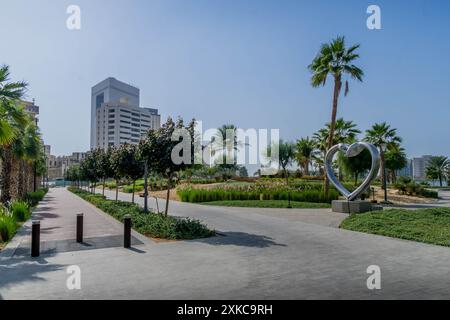 Die Palmen und Promenade (Corniche) an der Uferpromenade von Dschidda, Saudi Arabien, während des heißen Sommertages im Nahen Osten. Stockfoto