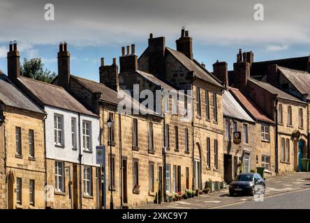 Warkworth, ein Dorf in einer Schleife des Flusses Coquet, mit einer herrlichen mittelalterlichen Burgruine, in Northumberland, England. Stockfoto