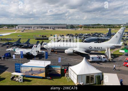 Flughafen Farnborough, Hampshire, Großbritannien. Juli 2024. Die weltweiten Militär- und Zivilluftfahrtunternehmen haben sich versammelt, um die neuesten Entwicklungen in der Luft- und Raumfahrttechnologie zu präsentieren und zu sehen. Die modernsten zivilen Flugzeuge, Militärjäger und Hubschrauber sind zu sehen. US-Militärflugzeugpark Stockfoto