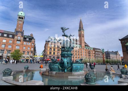 Rathausplatz in Kopenhagen, Dänemark - 29. April 2024: Der Dragespringvandet-Brunnen fängt eine dramatische Schlacht zwischen einem Stier und einem Drachen ein. Stockfoto