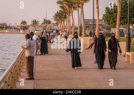 Das arabische Volk, darunter auch muslimische Frauen an der Dschidda-Küste (Al Hamra Corniche) in Saudi-Arabien. Stockfoto