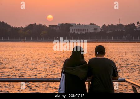 Das süße arabische Paar in islamischer Kleidung an der Uferpromenade von Dschidda (Al Hamra Corniche) in Saudi-Arabien. Stockfoto