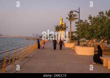 Das arabische Volk, darunter auch muslimische Frauen an der Dschidda-Küste (Al Hamra Corniche) in Saudi-Arabien. Stockfoto