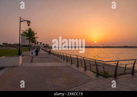 Der wunderschöne Sonnenuntergang an der Al Hamra Corniche an der Uferpromenade von Jeddah im Stadtzentrum, Saudi-Arabien, Naher Osten. Stockfoto