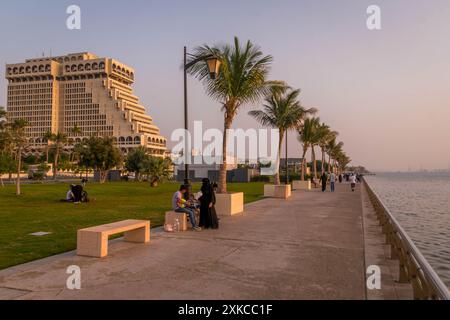 Der wunderschöne Sonnenuntergang an der Al Hamra Corniche an der Uferpromenade von Jeddah im Stadtzentrum, Saudi-Arabien, Naher Osten. Stockfoto