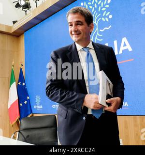 Roma, Italien. Juli 2024. IL Ministro per gli affari europei e l'attuazione del PNRR Raffaele Fitto in occasione della conferenza stampa al termine della cabina di regia sul PNRR, Palazzo Chigi a Roma, Luned&#xec; 22 Luglio 2024 (Foto Mauro Scrobogna/LaPresse) der Minister für europäische Angelegenheiten und die Umsetzung des PNRR Raffaele Fitto auf der Pressekonferenz am Ende und im Kontrollraum für den PNRR, Palazzo Chigi in Rom, Montag, den 22. Juli 2024. (Foto: Mauro Scrobogna/LaPresse) Credit: LaPresse/Alamy Live News Stockfoto