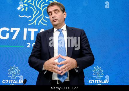 Roma, Italien. Juli 2024. IL Ministro per gli affari europei e l'attuazione del PNRR Raffaele Fitto in occasione della conferenza stampa al termine della cabina di regia sul PNRR, Palazzo Chigi a Roma, Luned&#xec; 22 Luglio 2024 (Foto Mauro Scrobogna/LaPresse) der Minister für europäische Angelegenheiten und die Umsetzung des PNRR Raffaele Fitto auf der Pressekonferenz am Ende und im Kontrollraum für den PNRR, Palazzo Chigi in Rom, Montag, den 22. Juli 2024. (Foto: Mauro Scrobogna/LaPresse) Credit: LaPresse/Alamy Live News Stockfoto