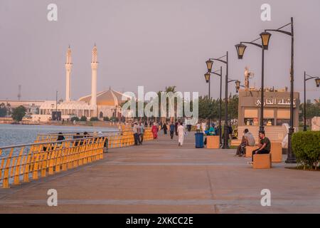 Die Al-Hamra-Corniche in Dschidda und die Hassan-Enany-Moschee am Sommerabend in Saudi-Arabien. Stockfoto