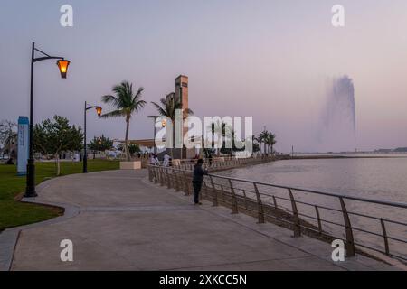 Der Abend in der Al Hamra Corniche mit dem Brunnen von König Fahad an der Uferpromenade von Jeddah, Saudi-Arabien, Naher Osten. Stockfoto