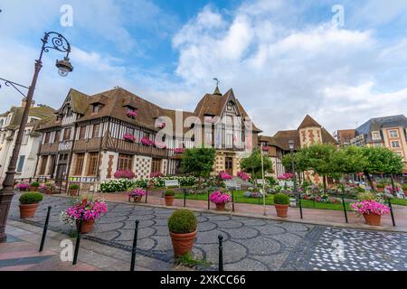Außenansicht des Rathauses von Deauville, einem französischen Gemeinde- und Badeort im Departement Calvados in der Normandie Stockfoto