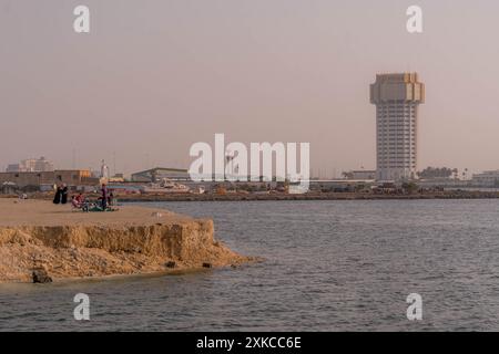 Der Bau des islamischen Seehafens Dschiddah in Saudi-Arabien an der Küste des Roten Meeres im Nahen Osten während des heißen Sommertages. Stockfoto