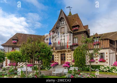 Außenansicht des Rathauses von Deauville, einem französischen Gemeinde- und Badeort im Departement Calvados in der Normandie Stockfoto