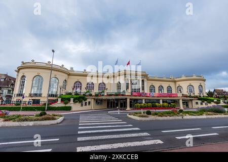 Außenansicht des Kasinos von Deauville, Frankreich. Das 1912 erbaute Deauville Casino gehört zur Lucien Barrière Gruppe Stockfoto