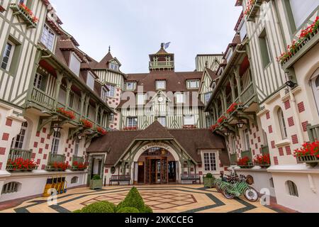 Eintritt zum Hotel Le Normandy Barrière in Deauville, Frankreich. Die Normandie ist ein großes Palasthotel in traditioneller normannischer Architektur Stockfoto