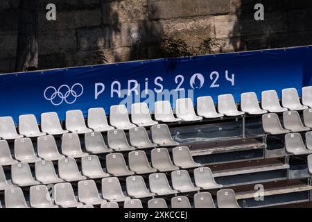 Sitzreihen auf den Tribünen am seine-Ufer für die Eröffnungszeremonie der Olympischen Sommerspiele 2024 in Paris. Keine Personen Stockfoto