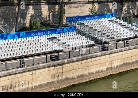 Sitzreihen auf den Tribünen am seine-Ufer für die Eröffnungszeremonie der Olympischen Sommerspiele 2024 in Paris. Keine Personen Stockfoto