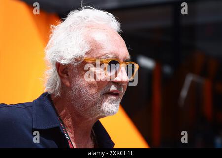 Budapest, Ungarn. Juli 2024. Flavio Briatore läuft am 21. Juli 2024 auf der Hungaroring-Rennstrecke in Mogyorod bei Budapest im Fahrerlager vor dem Großen Preis der Formel 1 von Ungarn. (Kreditbild: © Beata Zawrzel/ZUMA Press Wire) NUR REDAKTIONELLE VERWENDUNG! Nicht für kommerzielle ZWECKE! Stockfoto