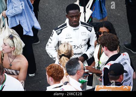 Budapest, Ungarn. Juli 2024. Damson Idris, Schauspieler, der Joshua Pearce spielt, ein Fahrer des fiktiven Apex APXGP F1-Teams in dem kommenden F1-Film von Joseph Kosinski, wird gesehen, bevor er am 21. Juli 2024 in Mogyorod bei Budapest auf einer Rennstrecke vor dem Großen Preis von Ungarn ein Auto fährt. Ungarn. (Kreditbild: © Beata Zawrzel/ZUMA Press Wire) NUR REDAKTIONELLE VERWENDUNG! Nicht für kommerzielle ZWECKE! Stockfoto