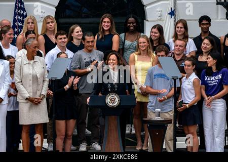 Washington DC, USA. Juli 2024. Vizepräsidentin Kamala Harris spricht während einer Veranstaltung zu Ehren der Meisterschaftsteams der National Collegiate Athletic Association (NCAA) aus der Saison 2023-2024 auf dem South Lawn des Weißen Hauses in Washington, DC am 22. Juli 2024. Gestern hat Präsident Joe Biden die Präsidentschaftswahlen verlassen und Harris als neue Kandidatin der Demokratischen Partei unterstützt, was sie, falls sie nominiert würde, zur ersten Schwarzen Frau und zur ersten Person südasiatischer Herkunft machen würde, die das Präsidententicket einer großen Partei führt. Foto: Bonnie Cash/UPI Credit: UPI/Alamy Live News Stockfoto