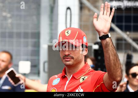 Budapest, Ungarn. Juli 2024. Carlos Sainz von Ferrari begeht am 21. Juli 2024 auf der Hungaroring-Rennstrecke in Mogyorod bei Budapest die Fahrerparade vor dem Großen Preis der Formel 1 von Ungarn. (Kreditbild: © Beata Zawrzel/ZUMA Press Wire) NUR REDAKTIONELLE VERWENDUNG! Nicht für kommerzielle ZWECKE! Stockfoto